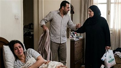 كسر عيني وقدام أمي! 