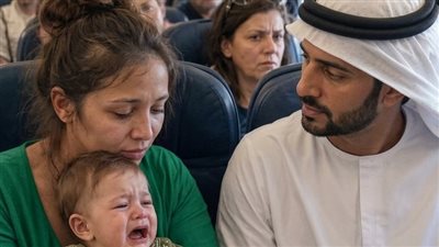 طفل بكى طوال الرحلة وأزعج الركاب… لكن ما فعله الشيخ الخليجي معه أبكى الطائرة كلها