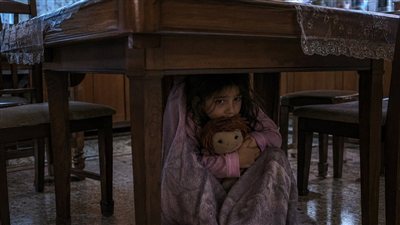 بدأت ابنتي تطلب مني الإذن لتنام تحت طاولة المطبخ 