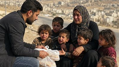 في طريقي شاهدت امرأة ولديها ستة أطفال يجلسون في الطريق