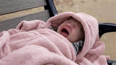 لقيت طفل رضيع بيعيط ومترمي على كنبة.. ولما عرفت هو مين، حياتي اتشقلبت 180 درجة