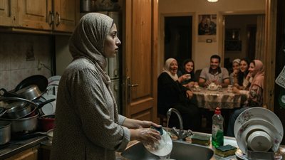 جوزي كان كل ما نروح ناكل عند أمه، وبعد ما السفرة تخلص، يبصلي 