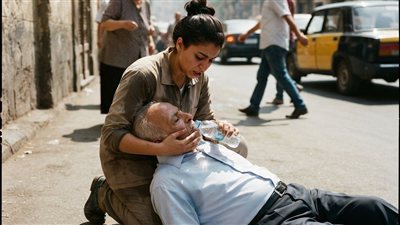 ساعدت رجل كبير فى السن واقع فى الشارع