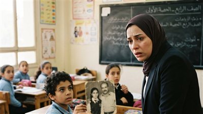 في أول يوم لها كمديرة مدرسة، أشار إليها طفل أمام الفصل وقال: «صورتك في بيتنا...