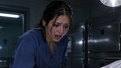 الممرضة كانت بتحاول تاخد خاتم من إيد راجل اعتقدوا إنه توفى… لكن أول ما لمست إيده، صرخت من المفاجأة!