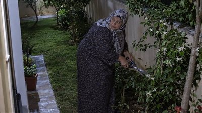 قفشنا جارتنا الست الكبيرة في الكاميرا عندنا في الجنينة الساعة 2 بعد نص الليل