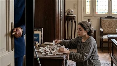 خلف الباب الموارب